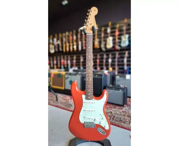 Commander Vite STRATOCASTER VINTERA II FIESTA RED LTD AVEC HOUSSE