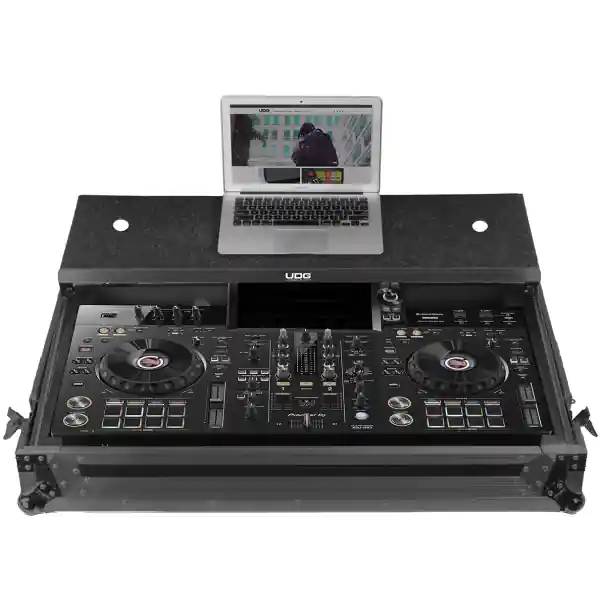 Offre Spéciale UDGUltimate Flight Case Pioneer XDJ-RX3 Black Plus (Laptop Shelf + Wheels) - U91075BL